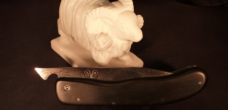 Couteau pliant type piémontais, lame en acier damas, manche en ébène et pierre reconstituée